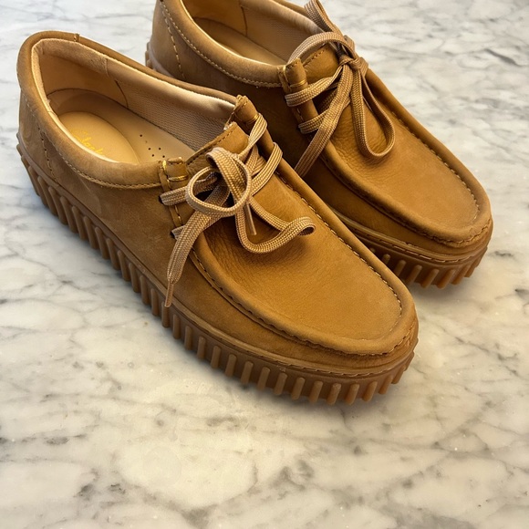 Clarks Torhill Bee Tan Shoes - Picture 8 of 9